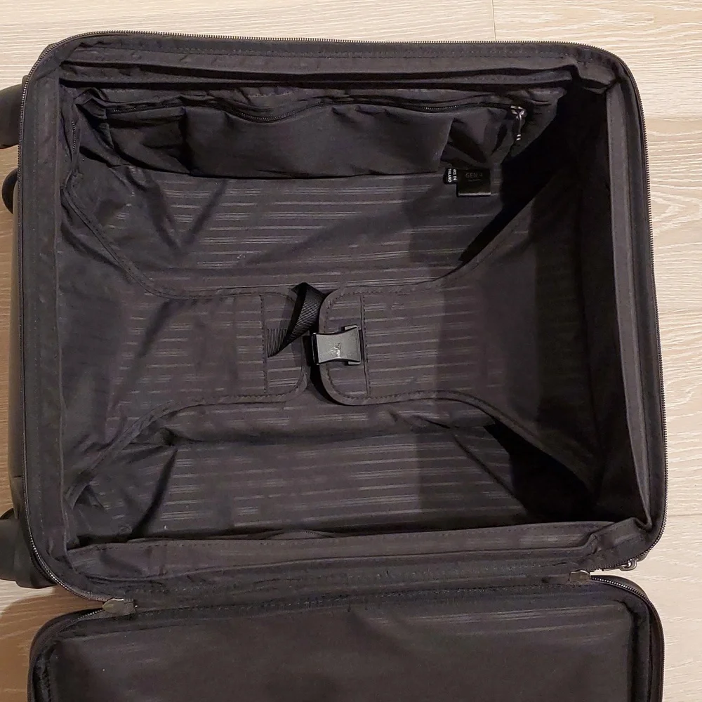 Tumi Expandable International Carry-on Luggage Suitcase in Gray